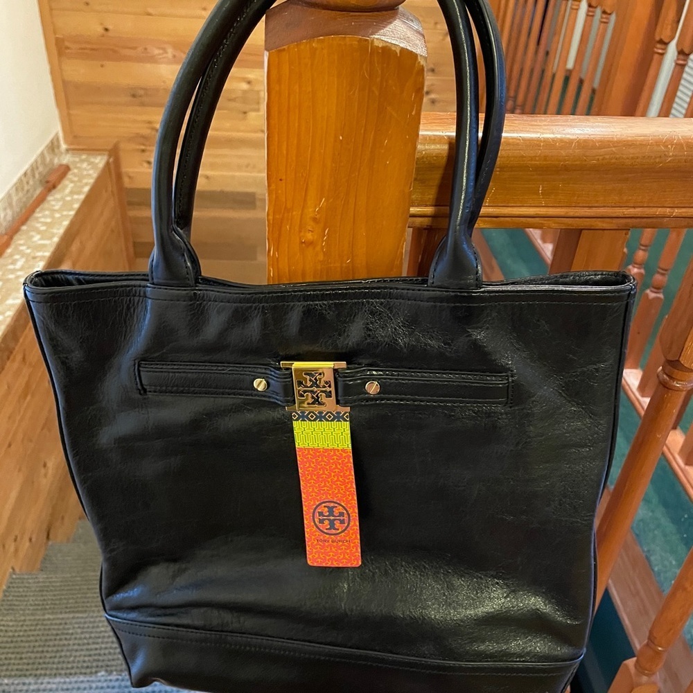 Authentic Leather Tory Burch Shoulder Bag .